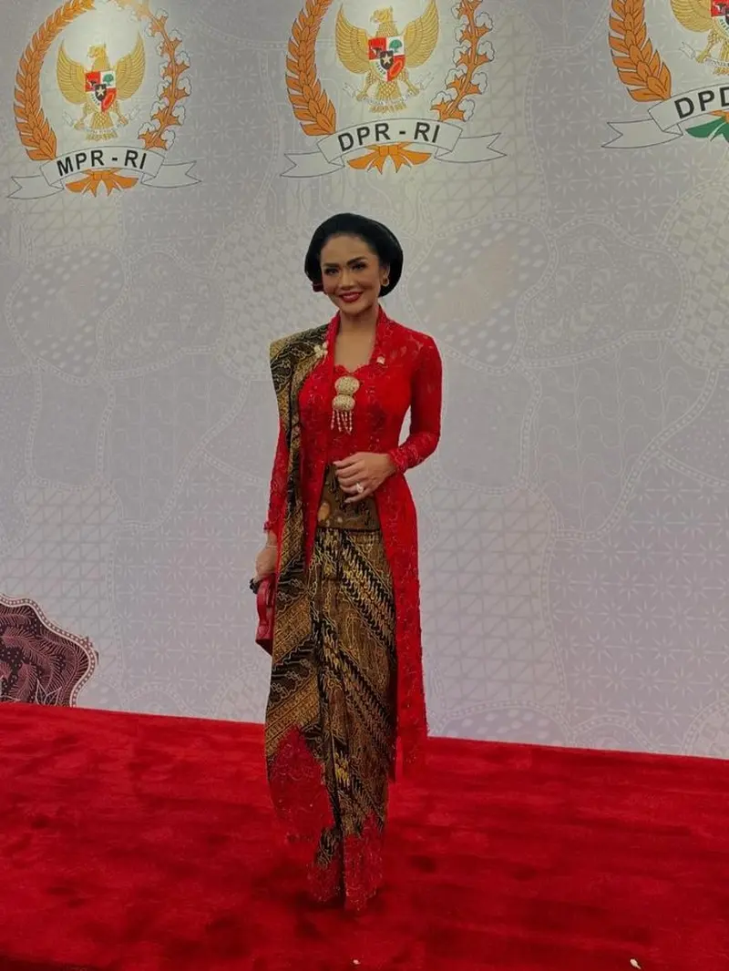 Krisdayanti tampil dengan kebaya merah (Instgram/krisdayantilemos)