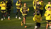 Penyerang Borussia Dortmund Sebastien Haller (tengah) berlatih selama sesi latihan terakhir di Dortmund, Jerman, Selasa (14/2/2023).  Borussia Dortmund akan menghadapi Chelsea di Signal Iduna Park pada leg pertama babak 16 besar Liga Champions 2022/2023, Kamis, 16 Februari 2023 dini hari WIB. (AP Photo/Martin Meissner)