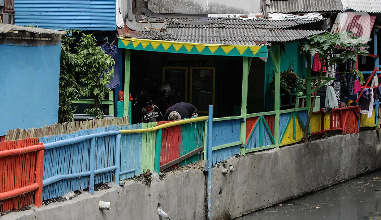 Aktivitas warga di kampung Unggulan yang dihiasi mural di Tanah abang, Jakarta, Selasa (6/12/2022). Pembuatan mural sepanjang 100 meter di kampung unggulan tersebut sudah dilakukan awal november 2022 dan program dari Pemerintah Provinsi DKI Jakarta. (Liputan6.com/Johan Tallo)