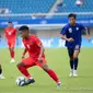 Pemain Timnas Indonesia U-24 Ramai Rumakiek dibayangi oleh penggawa Chinese Taipei Chin Wen Yen (16) dan Fang Li Peng (19) dalam laga kedua Grup F Asian Games 2023 pada Kamis (21/9/2023). (Dok. NOC Indonesia)