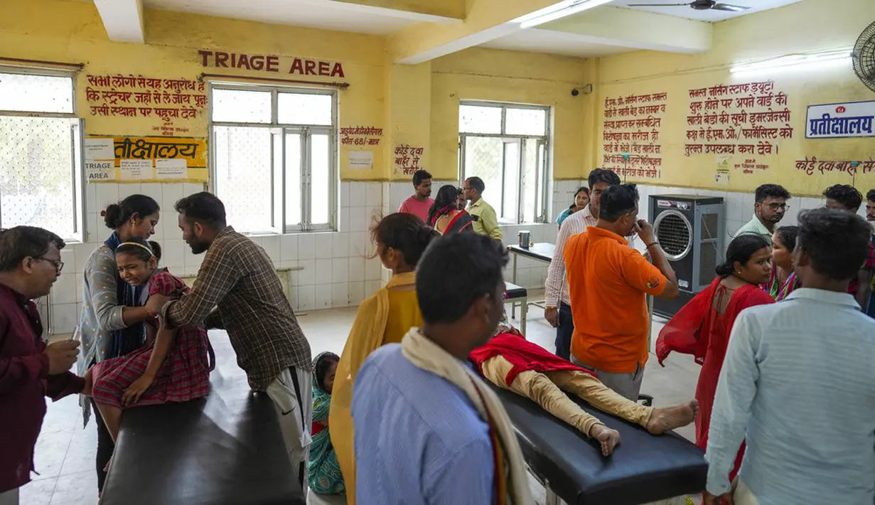 <p>Penduduk lain mengatakan, mereka takut pergi keluar setelah tengah hari. Rumah sakit terbesar di Distrik Ballia di Uttar Pradesh tidak mampu menampung pasien. (AP Photo/Rajesh Kumar Singh)</p>