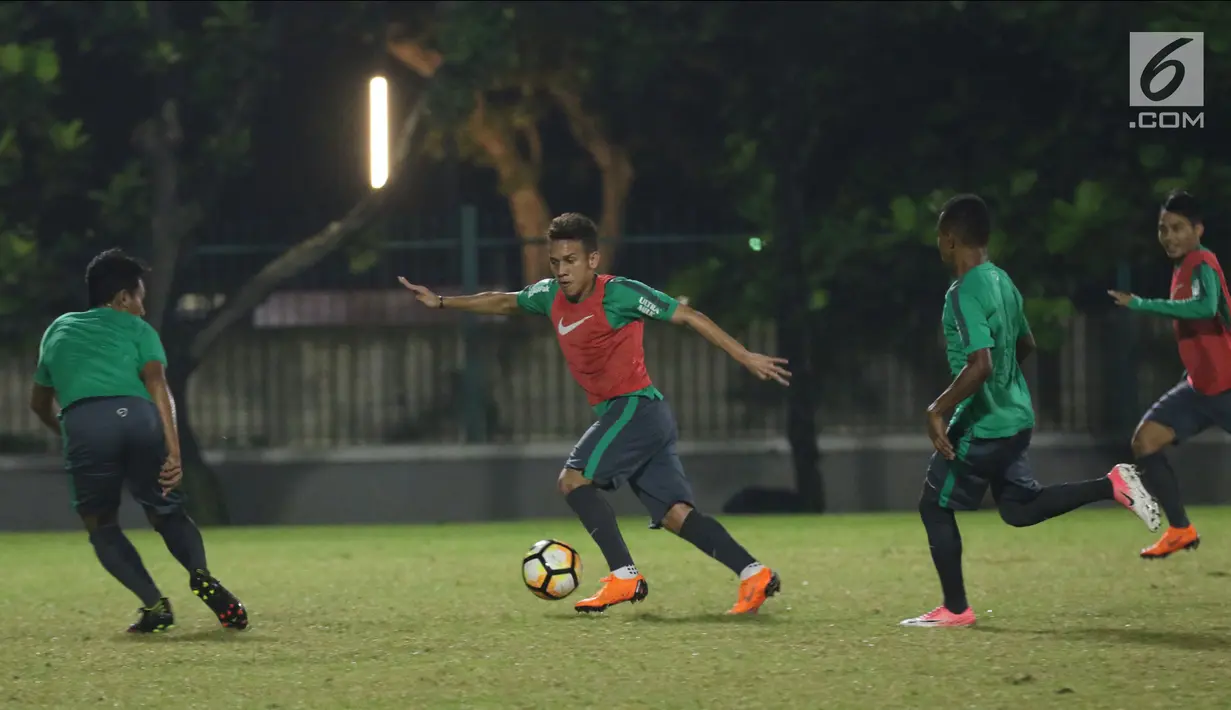 Pemain Timnas Indonesia U-19, Egy Maulana Vikri (kedua kiri) menggiring bola saat latihan perdana jelang laga melawan Jepang U-19 di Lapangan A Kompleks GBK, Jakarta, Kamis (22/3). Laga kedua tim digelar Minggu (25/3). (Liputan6.com/Helmi Fithriansyah)