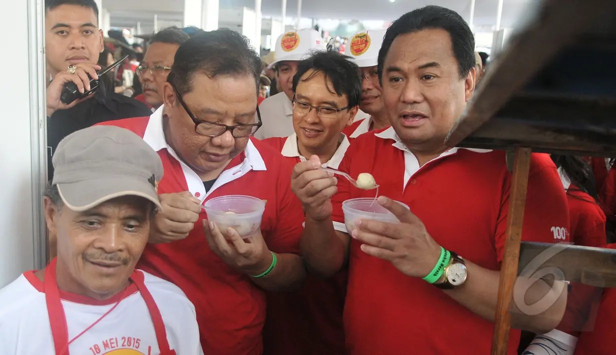 Mendag Rahmat Gobel dan Menteri ‎Koperasi dan UKM Anak Agung Gede Ngurah Puspayoga makan bakso saat menghadiri Peringatan Hari Konsumen Nasional, Lapangan Parkir Gedung Sarinah, Jakarta, Minggu (10/5/2015). (Liputan6.com/Herman Zakharia) 
