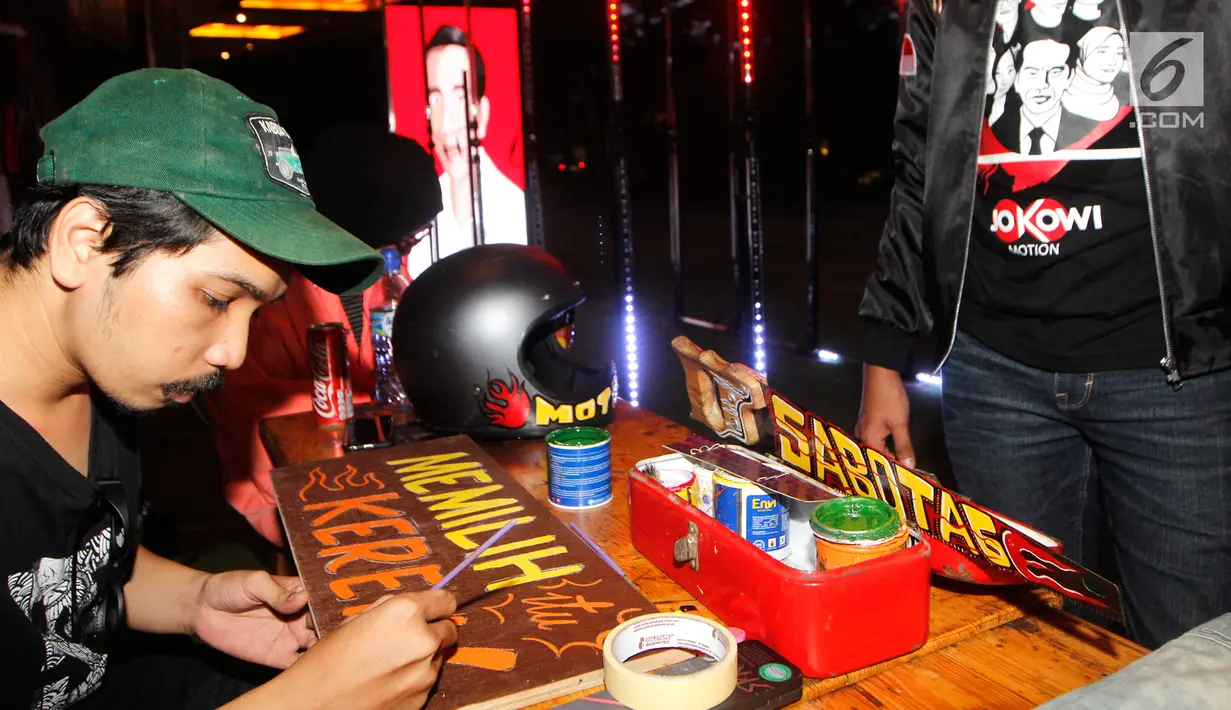 Relawan milenial mendesain Minggu Seru: Milih Itu Keren pada acara nobar Debat Kedua Capres di Kemang, Jakarta, Minggu (17/2). Nobar merangkul suara pemilih yang masih ragu (swing voters) untuk tidak golput dalam Pemilu 2019. (Liputan6.com/HO/Dodi)