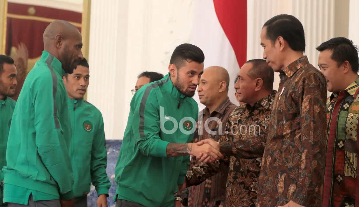 Stefano Lilipaly dan para pemain Timnas Indonesia diterima Presiden RI, Joko Widodo di Istana Negara, (19/12/2016). (Bola.com/Nicklas Hanoatubun)