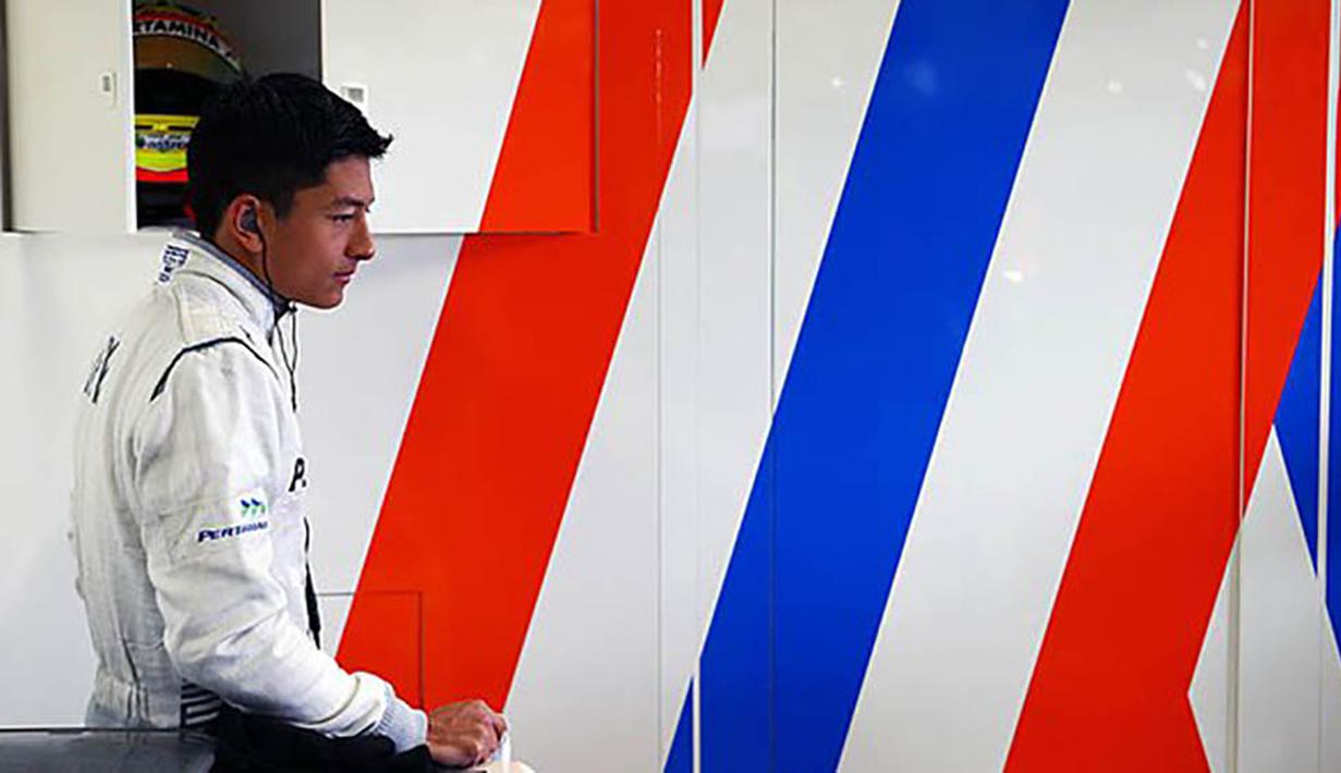 Pembalap Manor, Rio Haryanto, mencatatkan waktu lebih baik dari rekan setimnya Pascal Wehrlein pada Kualifikasi GP Australia di Sirkuit Albert Park, Sabtu (19/3/2016). Namun Rio start di posisi paling belakang karena penalti. (Twitter/@pitpassdotcom)