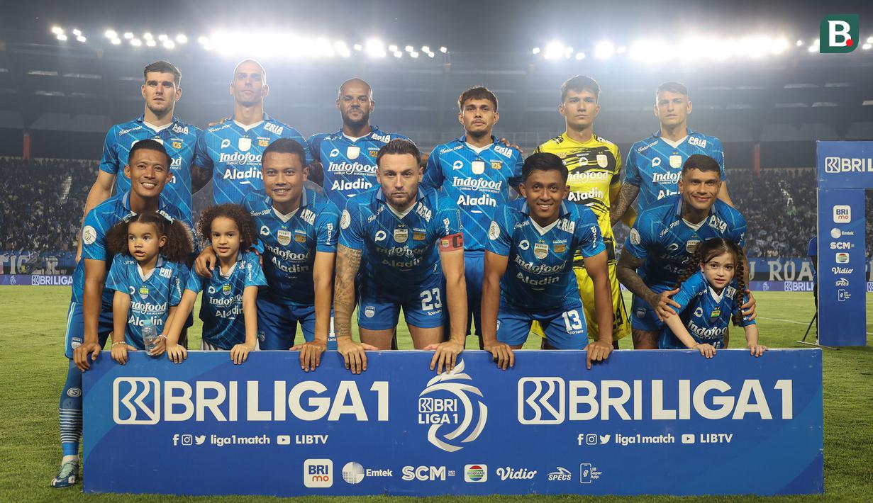 <p>Para pemain Starting XI Persib Bandung berfoto jelang dimulainya laga leg kedua semifinal Championship Series BRI Liga 1 2023/2024 menghadapi Bali United di Stadion Si Jalak Harupat, Soreang, Kabupaten Bandung, Sabtu (18/5/2024). (Bola.com/Abdul Aziz)</p>