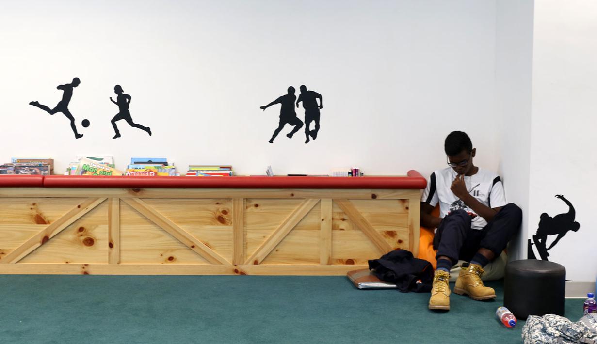 Tempat yang nyaman menjadi rumah bagi koleksi ribuan buku di Perpustakaan Olah Raga Singapura yang terletak di Pusat Olah Raga Singapura (Singapore Sports Hub). (Bola.com/Arief Bagus)