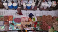 Aktifitas jual beli di Pasar Tebet, Jakarta, Senin (3/10). Badan Pusat Statistik merilis dari kelompok pengeluaran, bahan makanan mengalami deflasi sebesar 0,07% dengan andil dalam inflasi September 2016 sebesar -0,01%. (Liputan6.com/Angga Yuniar)