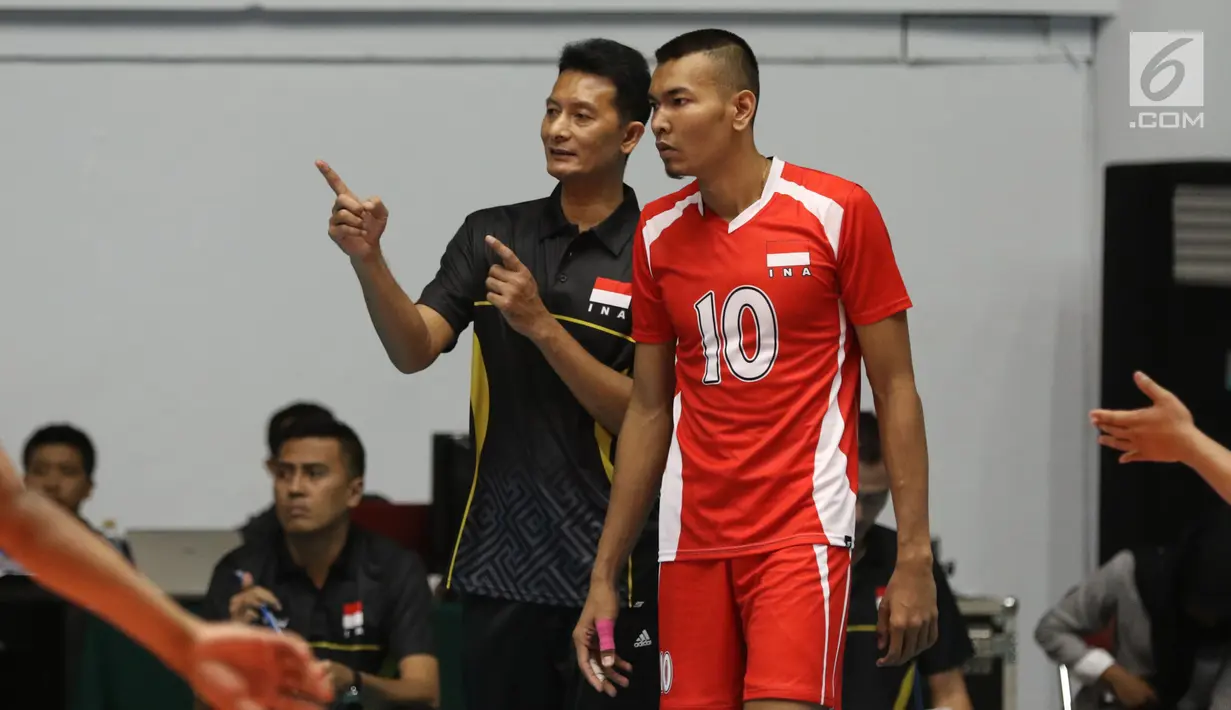 Pelatih tim voli putra Indonesia, Samsul Jais (kiri) memberi arahan pada Hernanda Zulfi saat melawan Arab Saudi di Kejuaraan Voli Asia 2017 ke-16 di GOR Tri Dharma, Gresik, Senin (24/7). Indonesia unggul 3-1. (Liputan6.com/Helmi Fithriansyah)