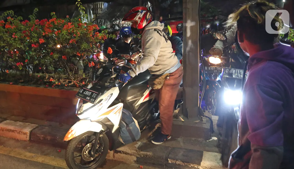 Pemudik motor menerobos trotoar di Jalan Kedungwaringin, Kabupaten Bekasi, Jawa Barat, Minggu (9/5/2021). Pemudik memblokir jalan saat penyekatan di posko penyekatan mudik di Kedungwaringin. (Liputan6.com/Herman Zakharia)