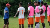 Alexander Sanunu, pelatih Perseru, memberikan arahan kepada pemainnya. (Bola.com/Iwan Setiawan)