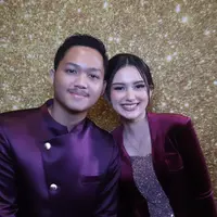 Azriel pun didampingi oleh sang kekasih Sarah Menzel yang juga tampil berkebaya velvet ungu. [@ssarah_menzel]
