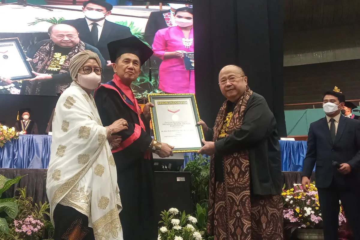 Mantan Direktur Jenderal Pajak Hadi Poernomo mendapatkan dua penghargaan dari Museum Rekor Indonesia (MURI).
