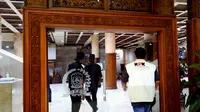 Petugas KPK melakukan penggeledahan di DPRD Jatim. (Dian Kurniawan/Liputan6.com)