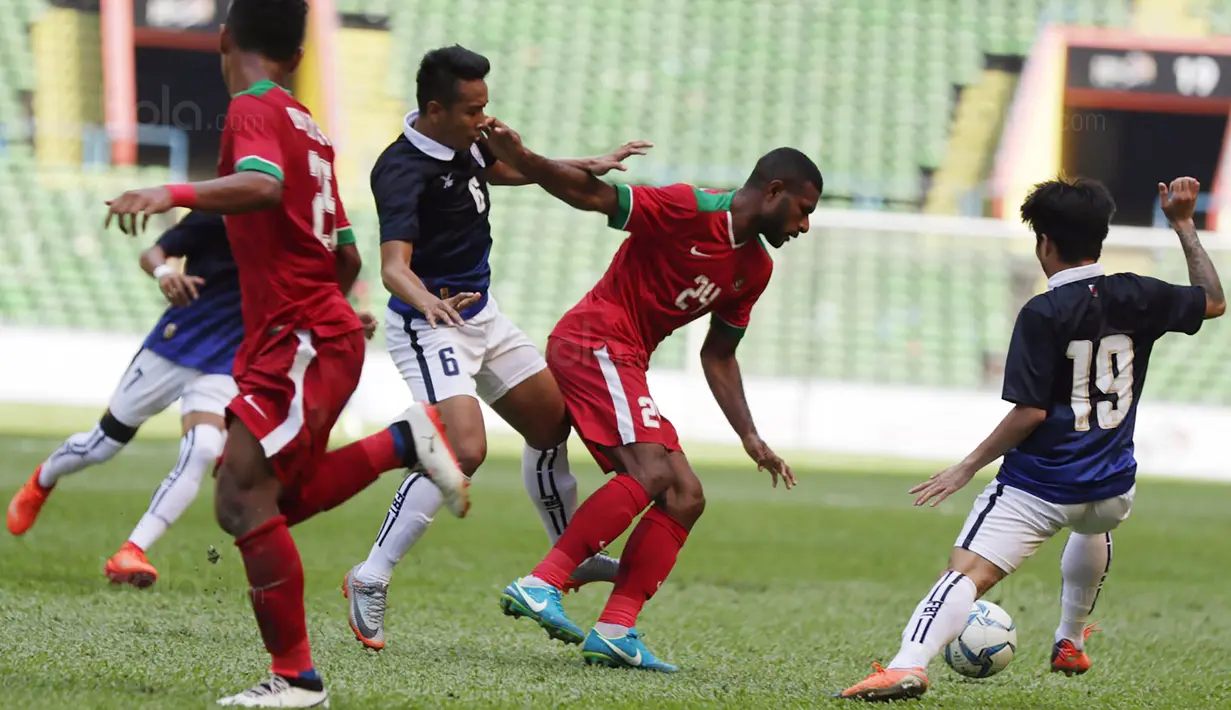 Striker Timnas Indonesia, Marinus Wanewar (tengah) menerima kartu kuning pada menit ke 71 saat melawan Kamboja di Stadion Shah Alam, Selangor, Kamis, (24/8/2017). Indonesia menang 2-0 atas Kamboja. (Bola.com/Vitalis Yogi Trisna)