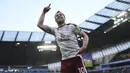 Striker Burnley, Ashley Barnes, merayakan gol yang dicetaknya ke gawang Manchester City pada laga Piala FA di Stadion Etihad, Manchester, Sabtu (6/1/2018). City menang 4-1 atas Burnley. (AFP/Oli Scarff)