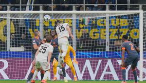 Pemain Kairat, Ofri Arad (kanan atas), mencetak gol pembuka timnya dalam pertandingan Liga Champions melawan Inter Milan, Kamis, 6 November 2025. (AP Photo/Luca Bruno)