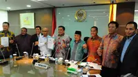 Koalisi Merah Putih memperlihatkan naskah yang akan ditandatangani oleh para anggota DPR yang tidak setuju dengan kenaikan BBM bersubsidi, Jakarta, Senin (24/11/2014). (Liputan6.com/Andrian M Tunay)