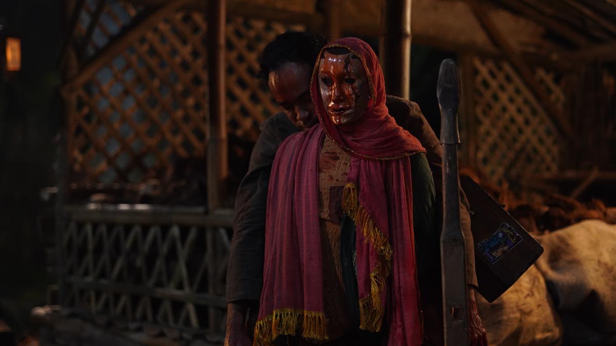 Review Film Badut Gendong: Kombinasi Cerita Cinta, Kehilangan, dan Kengerian dalam Qodrat Universe