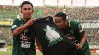 Selebrasi kapten Persebaya, Rendi Irwan, saat menjebol gawang Persela di Stadion Gelora Bung Tomo, Surabaya, Minggu (5/8/2018). (Bola.com/Aditya Wany)