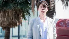 Penampilan Hyun Bin satu ini juga menjadi sorotan publik. Menggunakan outer warna senada dengan kemeja yang dipakai, gaya santai Hyun Bin satu ini bisa menjadi inspirasi. (Liputan6.com/IG/@vast.ent)