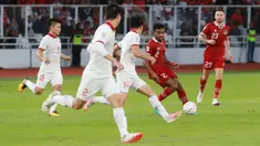 Pemain Timnas Indonesia, Yakob Sayuri berusaha melewati pemain Vietnam dalam laga leg pertama babak semifinal Piala AFF 2022 di Stadion Utama Gelora Bung Karno (SUGBK), Jumat (6/1/2023) sore WIB. (Bola.com/M Iqbal Ichsan)