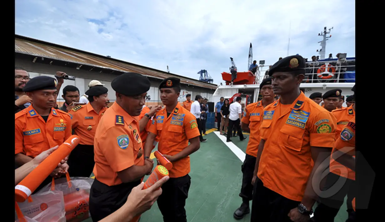 Kepala Basarnas Marskel Madya TNI FH Bambang Soelistyo (tengah) bersalaman dengan petugas tim Basarnas saat penyerahan bangkai badan pesawat AirAsia QZ8501 di Pelabuhan Tanjung Priok, Jakarta, Senin (2/3/2015). (Liputan6.com/Faizal Fanani)