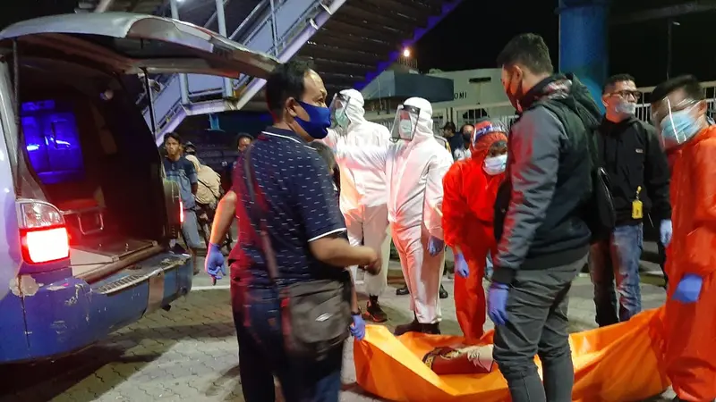 Temuan jenazah pria dan wanita tanpa busana di dalam mobil menyala di Pelabuhan Merak, Banten. (Foto: Liputan6.com/Yandhi Deslatama)