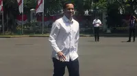 Nadiem Makarim hadir di Istana Negara kenakan kemeja putih. (Liputan6.com/ Lizsa Egehem)