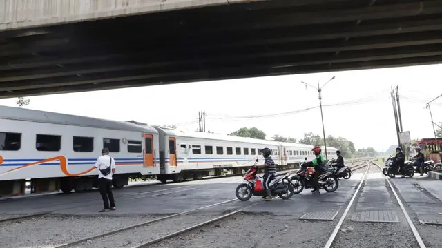 Kondisi perlintasan sebidang kereta api di Kota Bandung. (Sumber foto : Humas PT KAI Daop 2 Bandung)