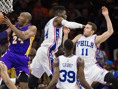 Bintang Los Angels Lakers, Kobe Bryant #24  melakaukan layup saat dihadang para pemain Philadelphia 76ers pada laga NBA di Wells Fargo Center, Philadelphia, Selasa (1/12/2015). 76ers menang atas Lakers 103-91. (Reuters/Bill Streicher-USA TODAY Sports)