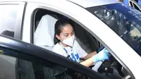 Inspector wanita OLX Autos memperagakan cara mengecek kendaraan. (ist)