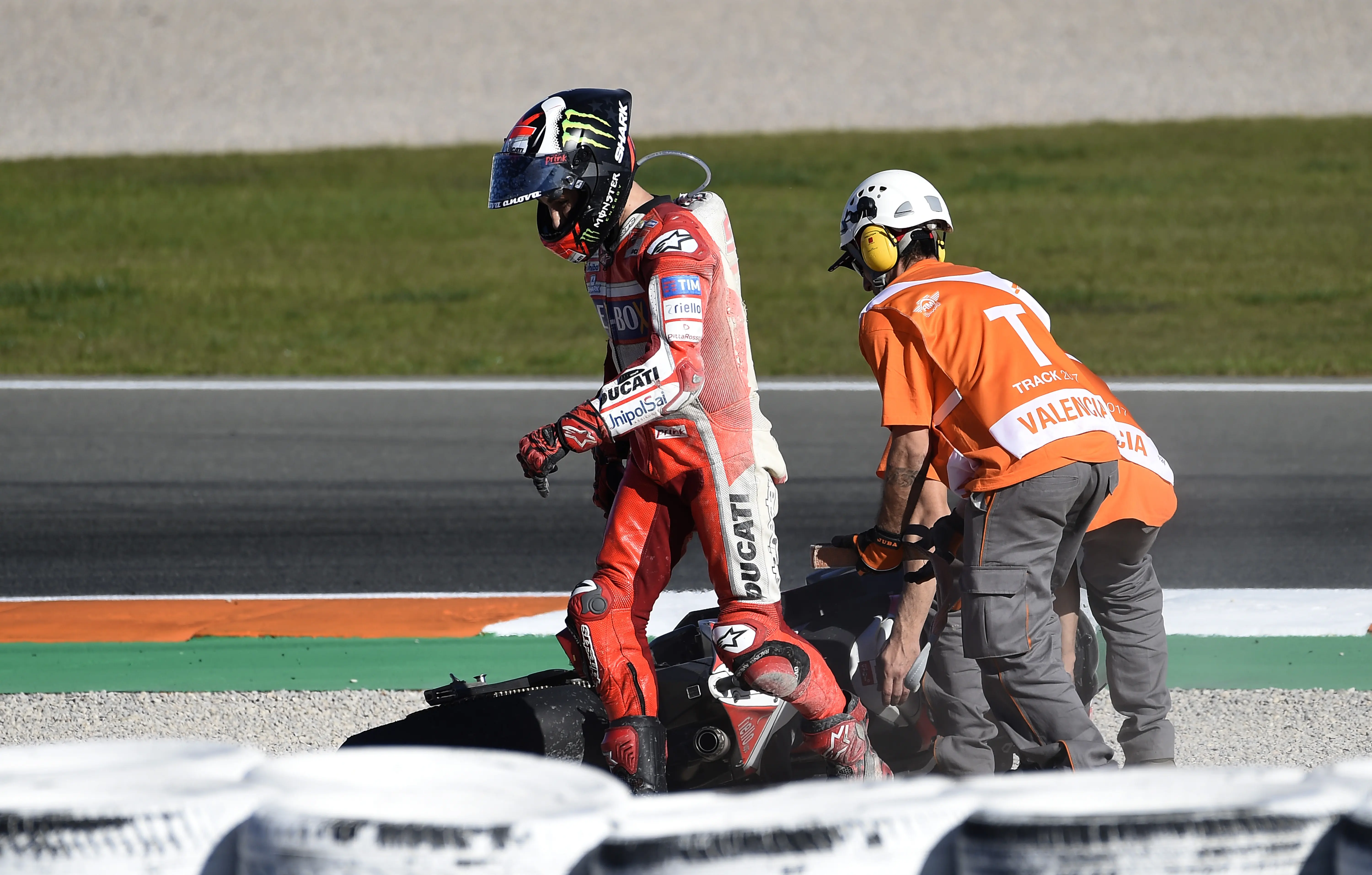 Pembalap Ducati, Jorge Lorenzo saat gagal mencapai garis finis pada MotoGP Valencia 2017. (JOSE JORDAN / AFP)