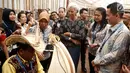 Managing Director IMF Christine Lagarde menyaksikan musikus memainkan sasando saat berkunjung ke Paviliun Indonesia di arena pertemuan IMF-Bank Dunia, Bali, Rabu (10/10). Christine terpesona dengan berbagai budaya Nusantara. (Liputan6.com/Angga Yuniar)