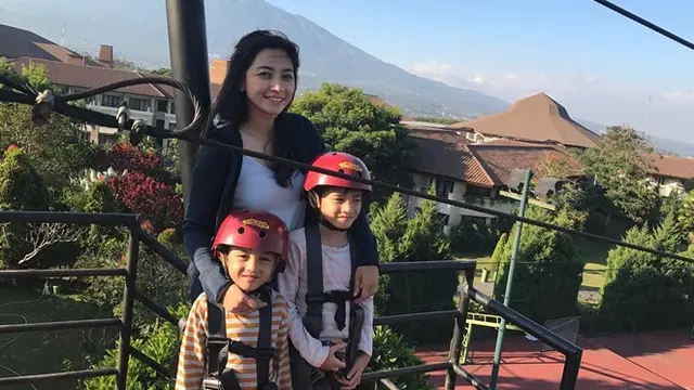 Seru dan Kompak, Ini 6 Potret Keluarga Kecil Hesti Purwadinata