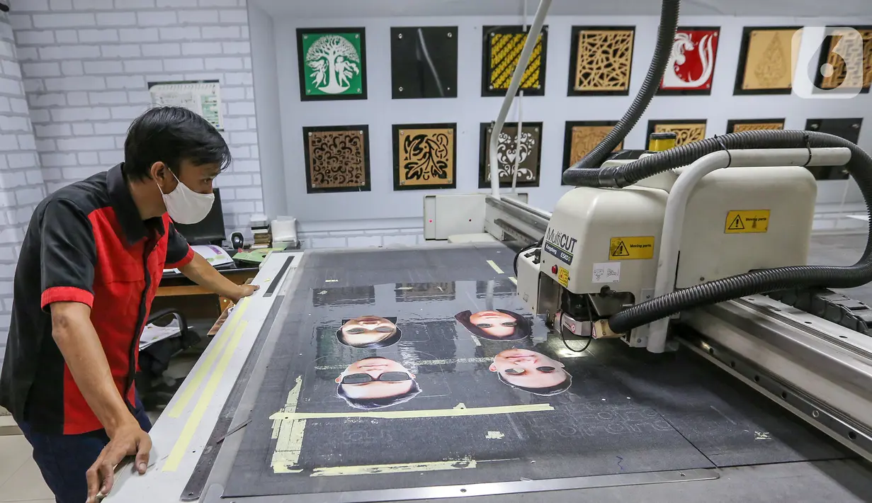Karyawan melihat proses pemotongan mika pelindung wajah atau face shield karakter di percetakan Bintang Sempurna, Bendungan Hilir, Jakarta, Selasa (23/6/2020). Produksi face shield karakter yang hanya memakan waktu 5 menit dibanderol dengan harga Rp50 ribu per buah. (Liputan6.com/Fery Pradolo)