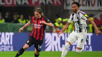 Luka Modric menjaga bola dari kejaran Lloyd Kelly dalam laga Liga Italia antara AC Milan vs Juventus di San Siro, 27 April 2026. (Alessio Morgese/LaPresse via AP)