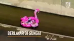 Sekelompok pria berlayar menggunakan rakit berbentuk burung flamingo.