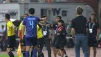 Bek timnas Thailand, Jonathan Khemdee terlibat adu mulut dengan pelatih timnas Indonesia U-23, Shin Tae-yong saat pertandingan semifinal sepak bola SEA Games 2021 melawan Thailand di Stadion Thien Truong, Nam Dinh, Vietnam, Kamis (19/5/2022).  (Bola.com/Ikhwan Yanuar)