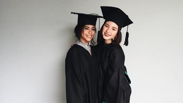 Cantik Menawan Ini 8 Gaya Artis Indonesia Saat Wisuda News Entertainment Fimela Com