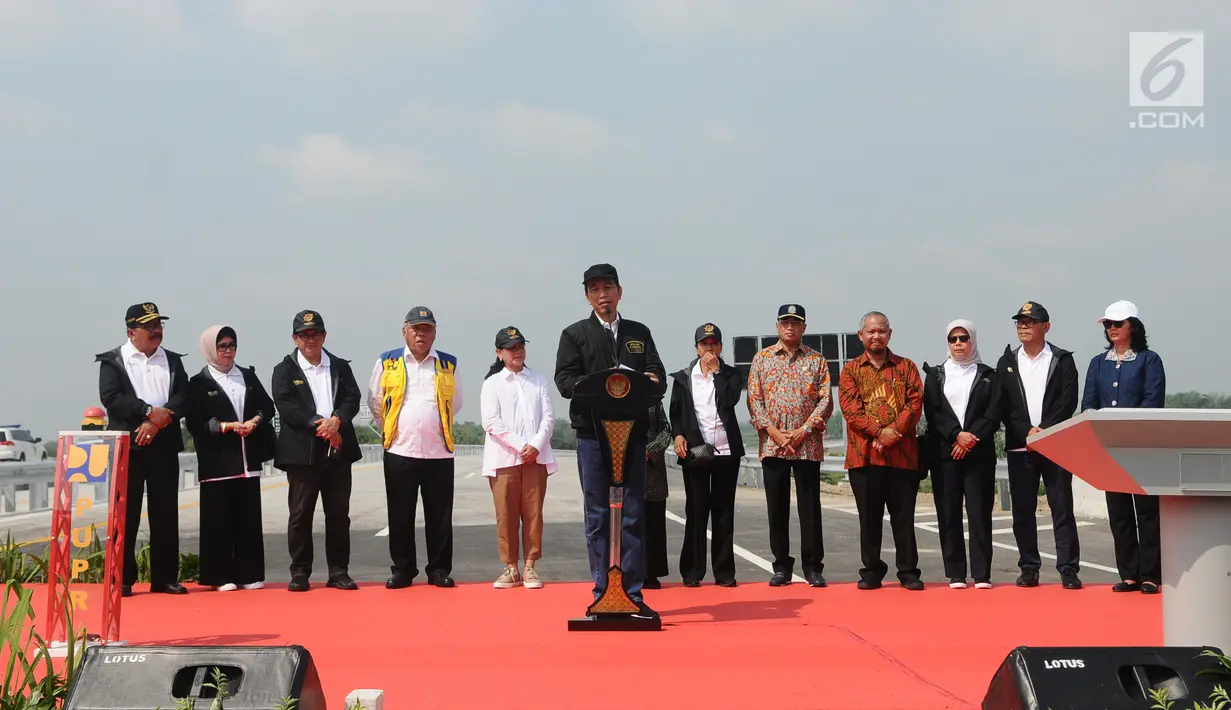 Presiden Joko Widodo (Jokowi) memberikan sambutan saat meresmikan empat ruas tol di Provinsi Jawa Timur, Kamis (20/12). Empat ruas tol sepanjang 59 km ini merupakan bagian dari Jalan Tol Trans-Jawa. (Liputan6.com/Angga Yuniar)