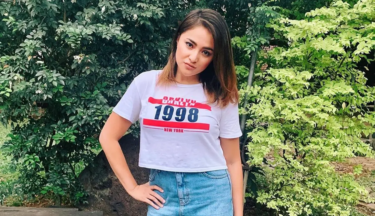 Tak hanya memukau dalam busana formal, wanita kelahiran Jakarta ini juga terlihat menarik dalam gaya casual. Menggunakan crop top dipadukan dengan rok denim, membuat penampilan Marshanda terlihat bak remaja. (Liputan6.com/IG/marshanda99)