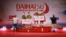 Pasangan ganda putra Jepang Takuro Hoki/Yugo Kobayashi (kanan) den pasangan ganda putra Indonesia Kevin Sanjaya Sukamuljo/Marcus Fernaldi Gideon berdiri di podium usai babak final Indonesia Masters 2021 di Nusa Dua, Bali, Minggu (21/11/2021). Kevin/Marcus kalah 11-21, 21-17, 19-21. (HUMAS PP PBSI)