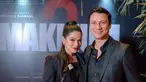 Dalam video yang viral tersebut, Christian Sugiono ungkap jika ia tak pernah bosan dengan Titi Kamal, hanya saja terkadang bosan dengan situasinya. Namun aktor yang akrab disapa Tian itu punya cara tersendiri bagaimana cara menjaga hubungan. Christian Sugiono ungkap jika pasangan harus memiliki common goals atau tujuan bersama. Harmonis hingga puluhan tahun, Tian dan Titi jadi salah satu pasangan artis impian banyak orang. (Liputan6.com/IG/@titi_kamall)
