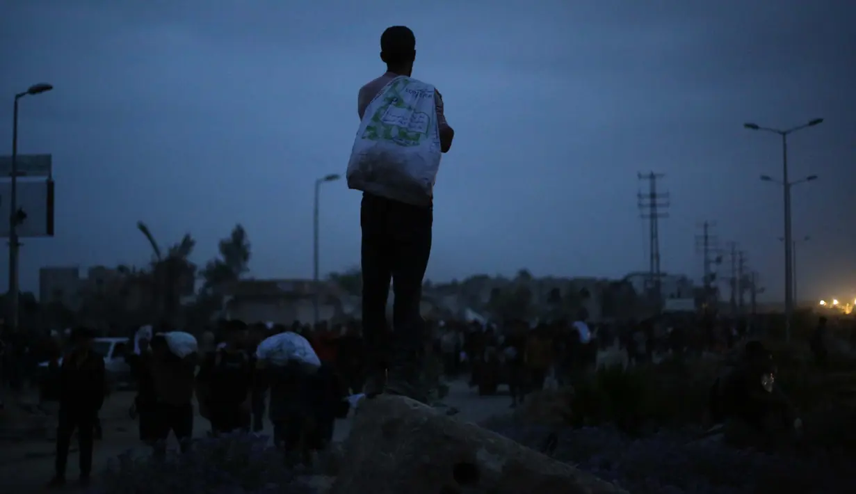 Pagi hari 9 Juni 2025, warga Gaza ramai-ramai menuju lokasi distribusi bantuan kemanusiaan di kamp Bureij, Jalur Gaza Tengah, yang berbulan-bulan diblokade Israel. (Eyad BABA/AFP)