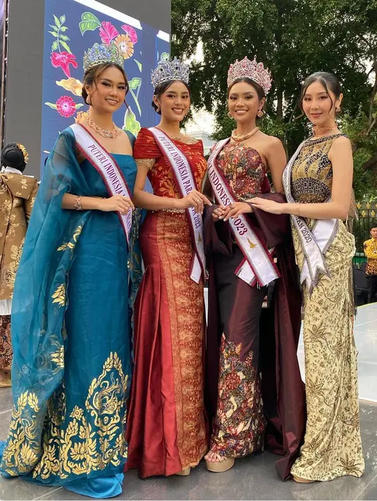 Yasinta Aurellia, Putri Indonesia Lingkungan 2023 tampil serba biru dengan dress yang dihiasi motif batik, dipadukan cape organzanya. [@dpidamuofficial]