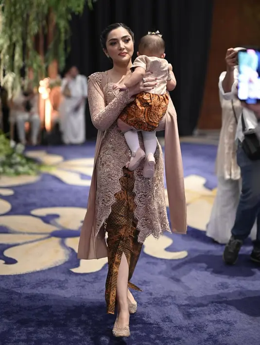 Di momen lainnya, Ashanty terlihat menawan dibalut kebaya cokelat dan padu padan kain batiknya sebagai rok. [Foto: Instagram/ashanty_ash]