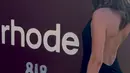 Hailey Bieber hadir berturut-turut, ia pun tampil mengenakan mini dress hitam model backless. Dengan kacamata hitam mikronya. [@rhode]