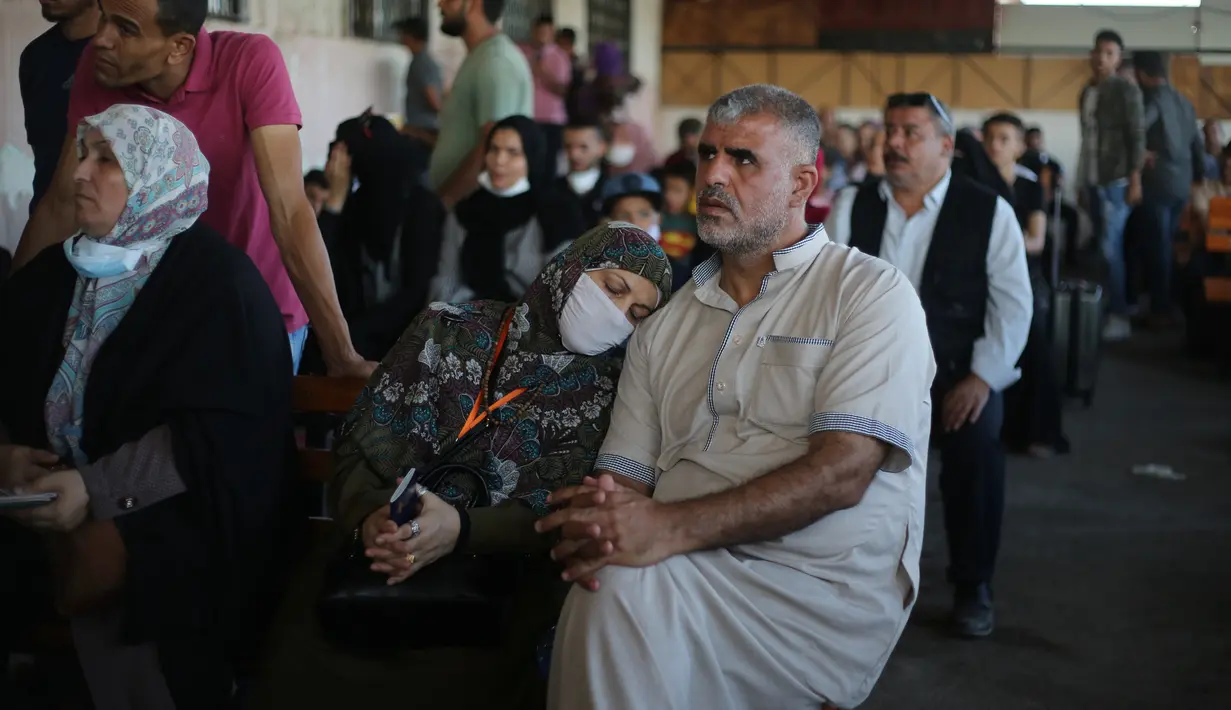 Warga Palestina menunggu untuk masuk ke wilayah Mesir melalui perbatasan Rafah di Kota Rafah, Jalur Gaza selatan (11/8/2020). Untuk kali pertama dalam lima bulan, Mesir membuka kembali titik penyeberangan Rafah di perbatasan dengan Jalur Gaza selatan selama tiga hari. (Xinhua/Khaled Omar)